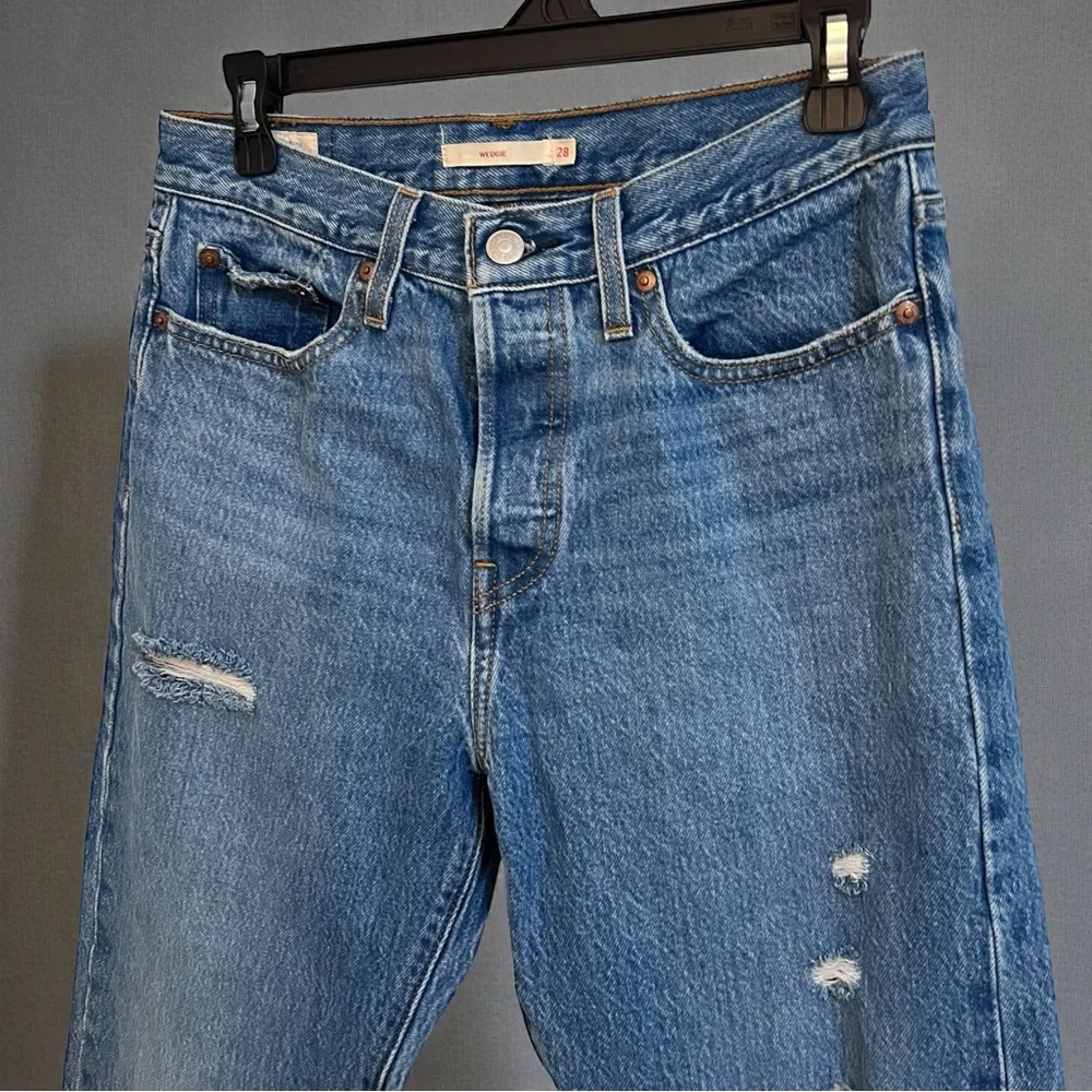 Levi's Wedgie Icon Ankle Medium Blue High-Rise Distressed Jeans - Picture 10 of 15